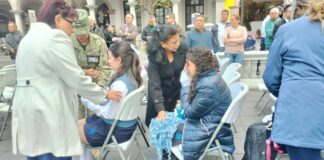 Gobierno del Estado brinda atención oportuna a estudiantes durante acto del Día de la Bandera.