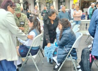 Gobierno del Estado brinda atención oportuna a estudiantes durante acto del Día de la Bandera.
