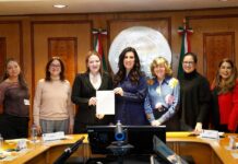 Kenia López Rabadán, recibe de la Red de Mujeres en Plural propuestas sobre reforma electoral.