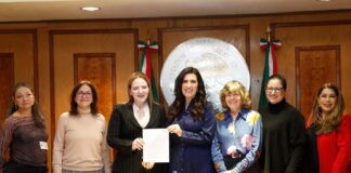 Kenia López Rabadán, recibe de la Red de Mujeres en Plural propuestas sobre reforma electoral.