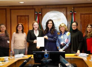 Kenia López Rabadán, recibe de la Red de Mujeres en Plural propuestas sobre reforma electoral.