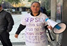 Madre protesta en SEP contra reinstalación de presuntos maltratadores en ETI de Minatitlán, Veracruz.