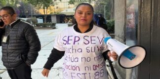 Madre protesta en SEP contra reinstalación de presuntos maltratadores en ETI de Minatitlán, Veracruz.