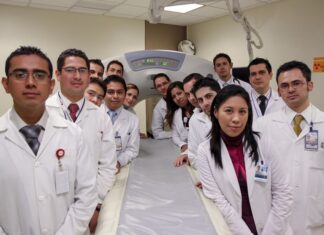 IMSS forma cada año a más de 100 mil profesionales de la salud en México .