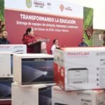 Distribuye SEV más de 10 mil paquetes escolares y equipo de cómputo .