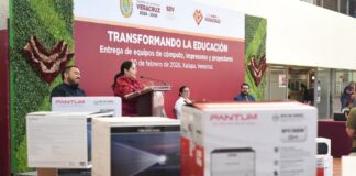 Distribuye SEV más de 10 mil paquetes escolares y equipo de cómputo .