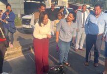 Gobernadora Rocío Nahle auxilia a madre e hija atropelladas en carretera .