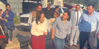 Gobernadora Rocío Nahle auxilia a madre e hija atropelladas en carretera .