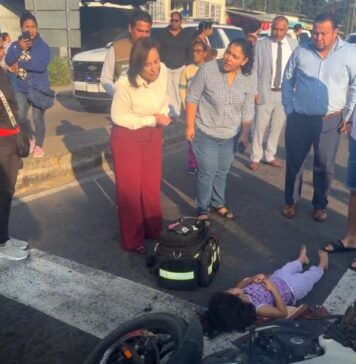 Gobernadora Rocío Nahle auxilia a madre e hija atropelladas en carretera .
