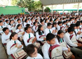 Entrega SEV más de 10 mil útiles y mochilas en municipios de la Huasteca.