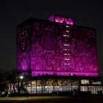 Arranca UNAM conmemoración por el 8M con Biblioteca Central y EOU iluminados de morado.