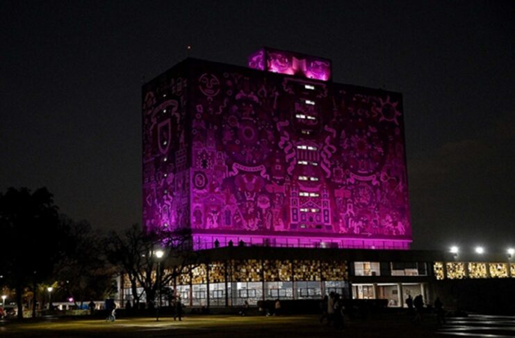 Arranca UNAM conmemoración por el 8M con Biblioteca Central y EOU iluminados de morado.