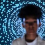 IA avanza y presencia de mujeres en sector tecnológico sigue siendo baja.