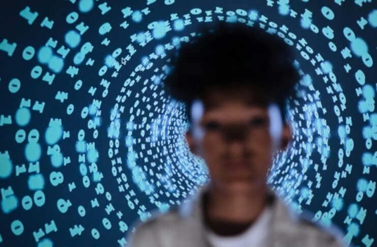 IA avanza y presencia de mujeres en sector tecnológico sigue siendo baja.