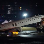 Choque mortal entre avión y camión de bomberos en N.Y deja dos muertos y 50