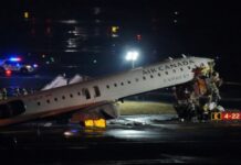 Choque mortal entre avión y camión de bomberos en N.Y deja dos muertos y 50