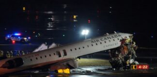 Choque mortal entre avión y camión de bomberos en N.Y deja dos muertos y 50