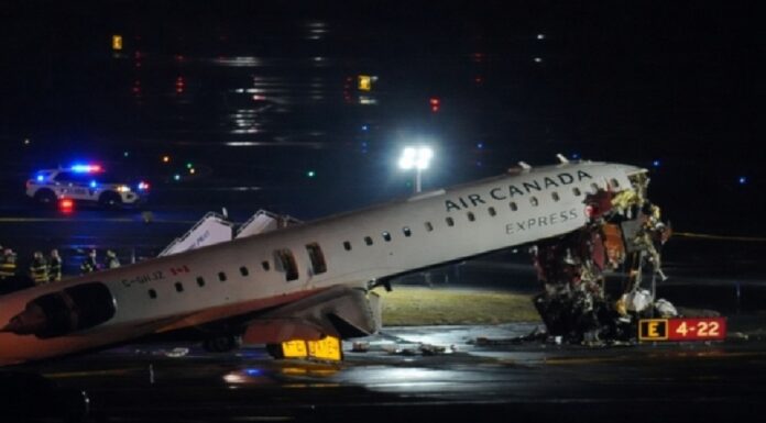 Choque mortal entre avión y camión de bomberos en N.Y deja dos muertos y 50