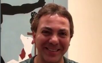 Cristian Castro presume a sus hijos universitarios y agradece a Valeria Liberman