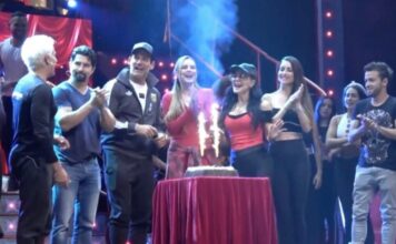 Celebran a Cristián de la Fuente por su cumpleaños 52 durante función de “Perfume de Gardenia”