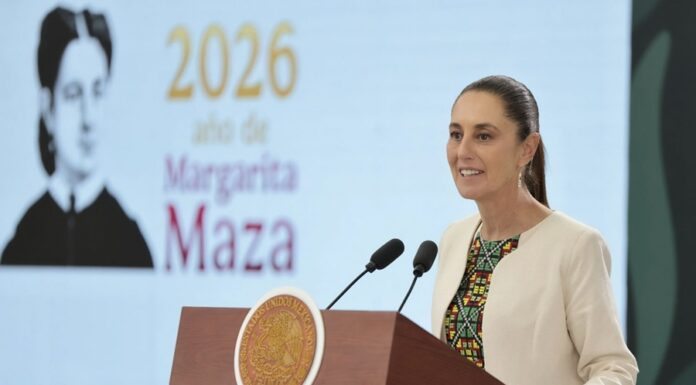 Claudia Sheinbaum promete corregir el Plan B para garantizar la equidad de género.