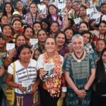 #Oaxaca: Presidenta reconoce a mujeres traductoras y presenta Cartilla de Derechos de las Mujeres traducida a 67 lenguas indígenas.