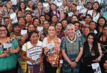 #Oaxaca: Presidenta reconoce a mujeres traductoras y presenta Cartilla de Derechos de las Mujeres traducida a 67 lenguas indígenas.