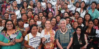 #Oaxaca: Presidenta reconoce a mujeres traductoras y presenta Cartilla de Derechos de las Mujeres traducida a 67 lenguas indígenas.