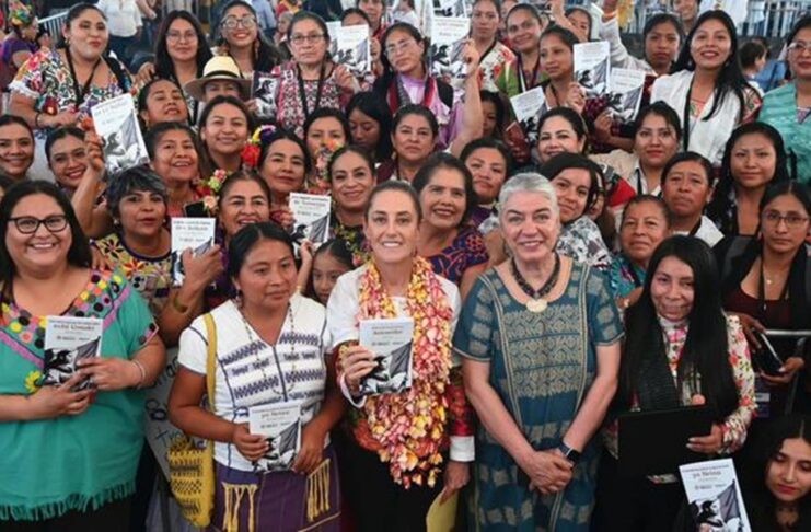 #Oaxaca: Presidenta reconoce a mujeres traductoras y presenta Cartilla de Derechos de las Mujeres traducida a 67 lenguas indígenas.