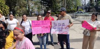 Madres y padres de familia protestaron contra cierre de guardería en Coatepec.