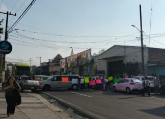 Tras una hora de bloqueo por cierre de guardería, aceptan dialogar con IMSS.