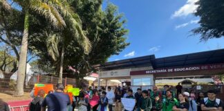 Estudiantes de Antorcha solicitan apoyo en la SEV para asistir a la Espartaqueada .