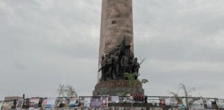 Rechazan familias intento de limitar la pega de fichas de búsqueda y denuncian su retiro