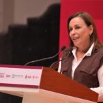 Entrega Rocío Nahle uniformes a personal hospitalario; anuncia compra de 60 ambulancias