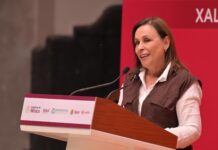 Entrega Rocío Nahle uniformes a personal hospitalario; anuncia compra de 60 ambulancias