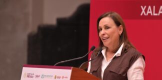 Entrega Rocío Nahle uniformes a personal hospitalario; anuncia compra de 60 ambulancias