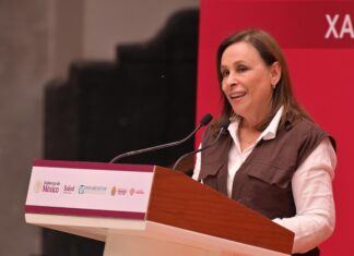 Entrega Rocío Nahle uniformes a personal hospitalario; anuncia compra de 60 ambulancias