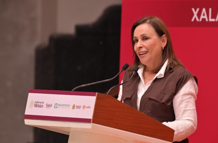 Entrega Rocío Nahle uniformes a personal hospitalario; anuncia compra de 60 ambulancias