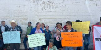 12 comunidades de Atzalan protestan por falta de pavimentación en camino hacia hospital Plan de Arroyos.