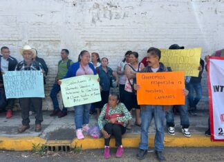 12 comunidades de Atzalan protestan por falta de pavimentación en camino hacia hospital Plan de Arroyos.