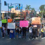 Madres y padres bloquean vialidad por retraso en obras del Jardín de Niños Morelos.