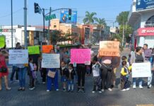Madres y padres bloquean vialidad por retraso en obras del Jardín de Niños Morelos.