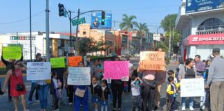 Madres y padres bloquean vialidad por retraso en obras del Jardín de Niños Morelos.