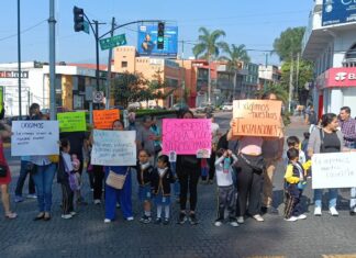 Madres y padres bloquean vialidad por retraso en obras del Jardín de Niños Morelos.