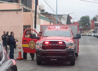 Fuga de amoniaco en empresa de hielo moviliza a cuerpos de emergencia en Xalapa.
