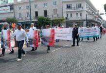 Jubilados de CFE protestan contra reforma al artículo 127; defienden legalidad de sus pensiones.
