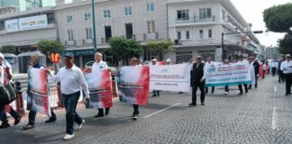 Jubilados de CFE protestan contra reforma al artículo 127; defienden legalidad de sus pensiones.