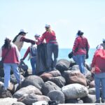 Limpian playa Mocambo, Sedema encabeza brigada.