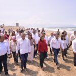 Gobernadora Rocío Nahle supervisa en recorrido limpieza en playas de Coatzacoalcos.