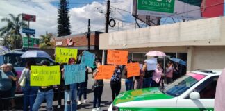 #Xalapa: Bloquean Lázaro Cárdenas para exigir justicia por menor atropellado en Banderilla.